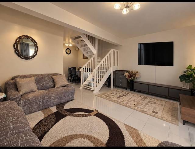 3 BEDROOM TOWNHOUSE FOR SALE IN ESSENWOOD
